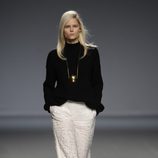 Pantalón blanco de la colección otoño/invierno 2014/2015 de Ángel Schlesser en Madrid Fashion Week