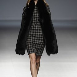 Vestido estampado de la colección otoño/invierno 2014/2015 de Ángel Schlesser en Madrid Fashion Week