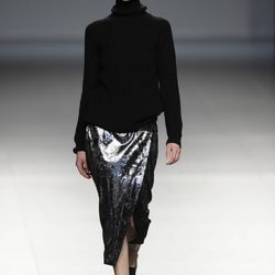 Falda metalizada de la colección otoño/invierno 2014/2015 de Ángel Schlesser en Madrid Fashion Week