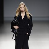 Abrigo negro de la colección otoño/invierno 2014/2015 de Ángel Schlesser en Madrid Fashion Week