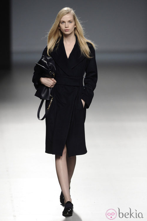 Abrigo negro de la colección otoño/invierno 2014/2015 de Ángel Schlesser en Madrid Fashion Week
