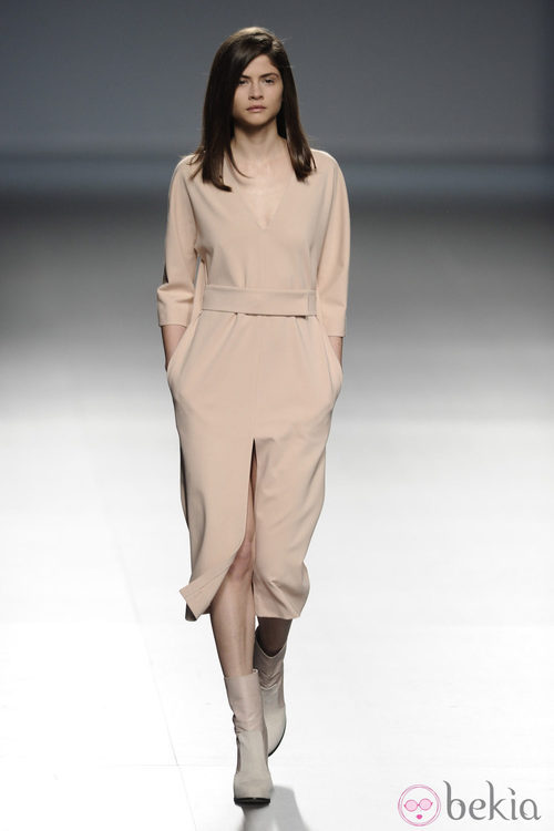 Vestido empolvado de la colección otoño/invierno 2014/2015 de Ángel Schlesser en Madrid Fashion Week