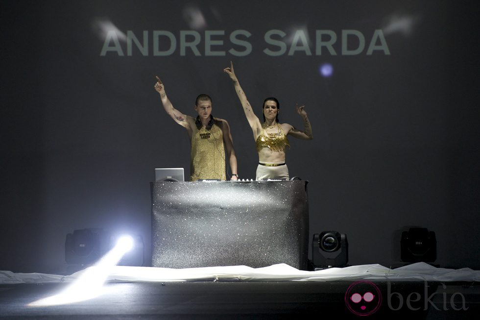 Bimba Bosé y Charlie Centa, djs del desfile otoño/invierno 2014/2015 de Andrés Sardá en Madrid Fashion Week