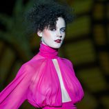 Vestido fucsia de la colección otoño/invierno 2014/2015 de Andrés Sardá en Madrid Fashion Week