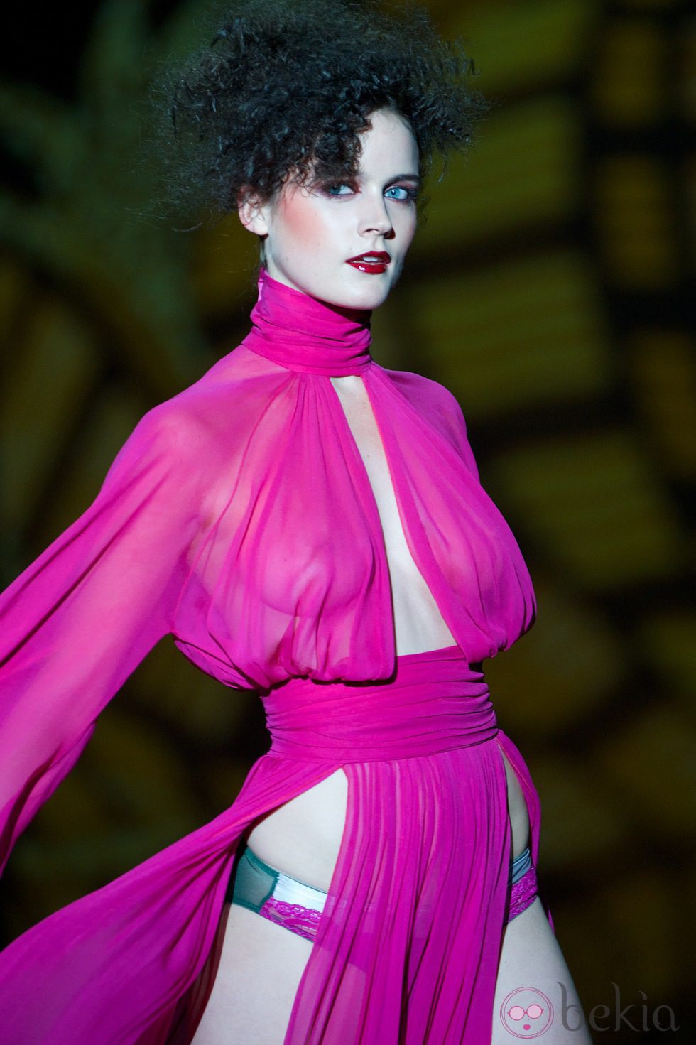 Vestido fucsia de la colección otoño/invierno 2014/2015 de Andrés Sardá en Madrid Fashion Week