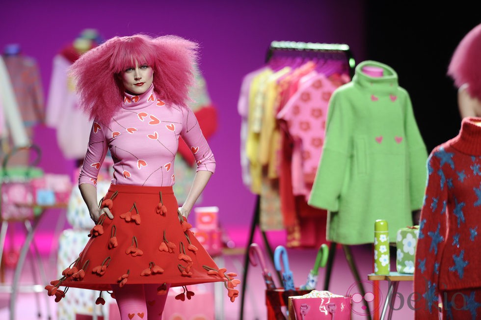 Minifalda roja de la colección otoño/invierno 2014/2015 de Agatha Ruiz de la Prada en Madrid Fashion Week