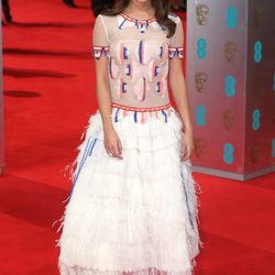 Alicia Vikander con un vestido étnico en la alfombra roja de los BAFTA 2014