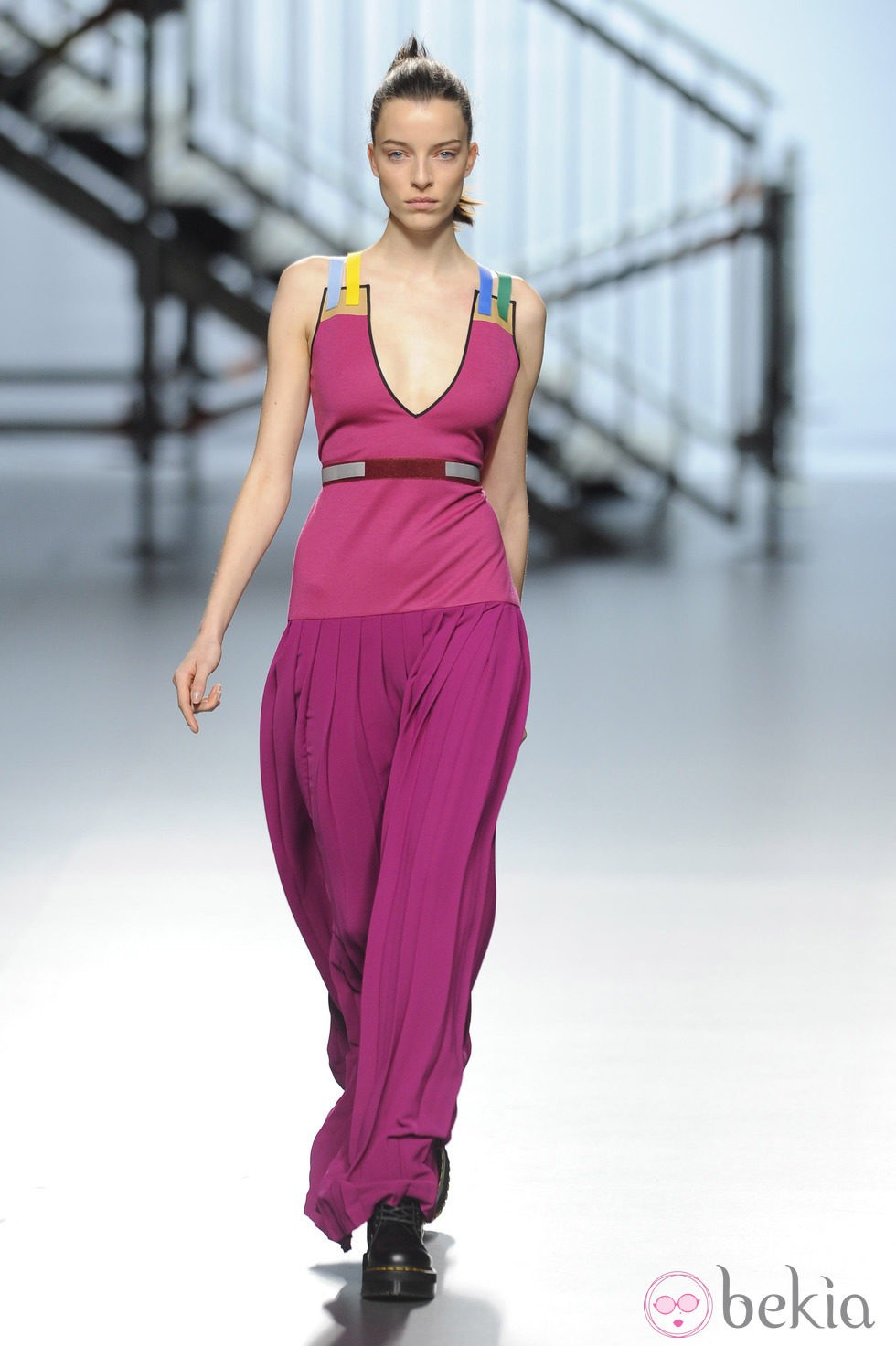 Vestido fucsia de la colección otoño/invierno 2014/2015 de Davidelfin en Madrid Fashion Week