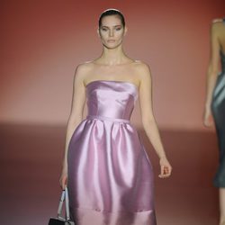 Vestido rosa de la colección otoño/invierno 2014/2015 de Hannibal Laguna en Madrid Fashion Week