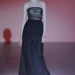 Vestido negro de la colección otoño/invierno 2014/2015 de Hannibal Laguna en Madrid Fashion Week