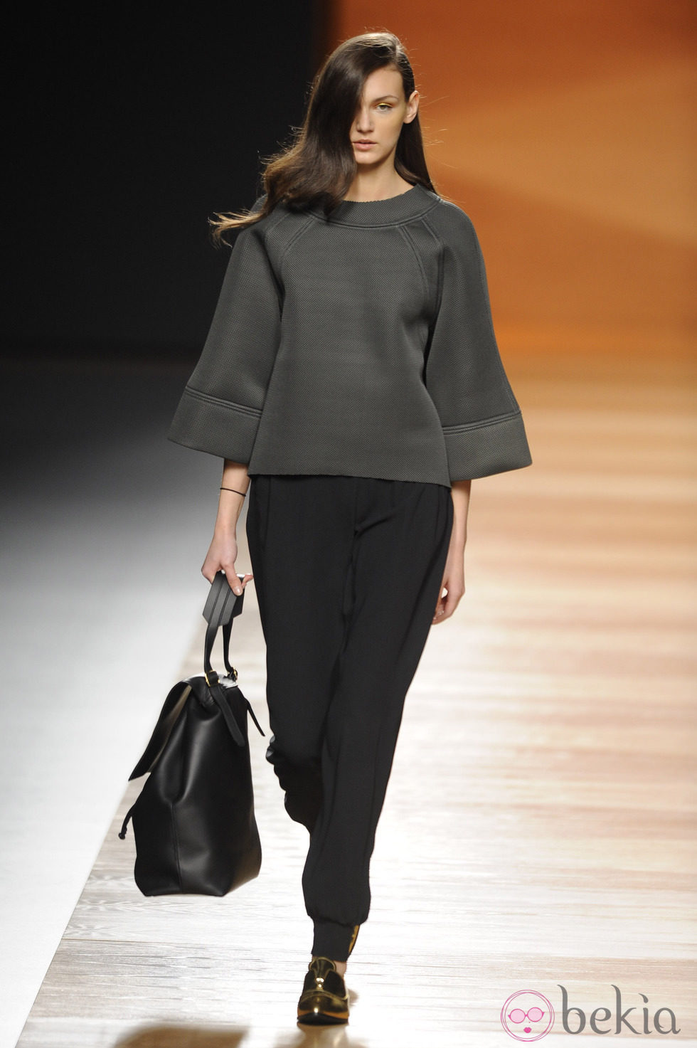 Look de neopreno de la colección otoño/invierno 2014/2015 de Juanjo Oliva en Madrid Fashion Week