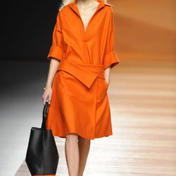 Vestido naranja de la colección otoño/invierno 2014/2015 de Juanjo Oliva en Madrid Fashion Week