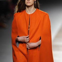 Abrigo oversized de la colección otoño/invierno 2014/2015 de Juanjo Oliva en Madrid Fashion Week