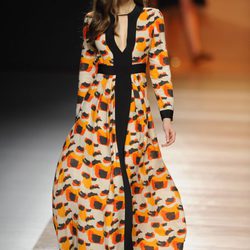 Vestido con estampado arty de la colección otoño/invierno 2014/2015 de Juanjo Oliva en Madrid Fashion Week