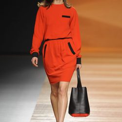 Vestido rojo de la colección otoño/invierno 2014/2015 de Juanjo Oliva en Madrid Fashion Week