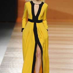 Vestido de fiesta amarillo de la colección otoño/invierno 2014/2015 de Juanjo Oliva en Madrid Fashion Week