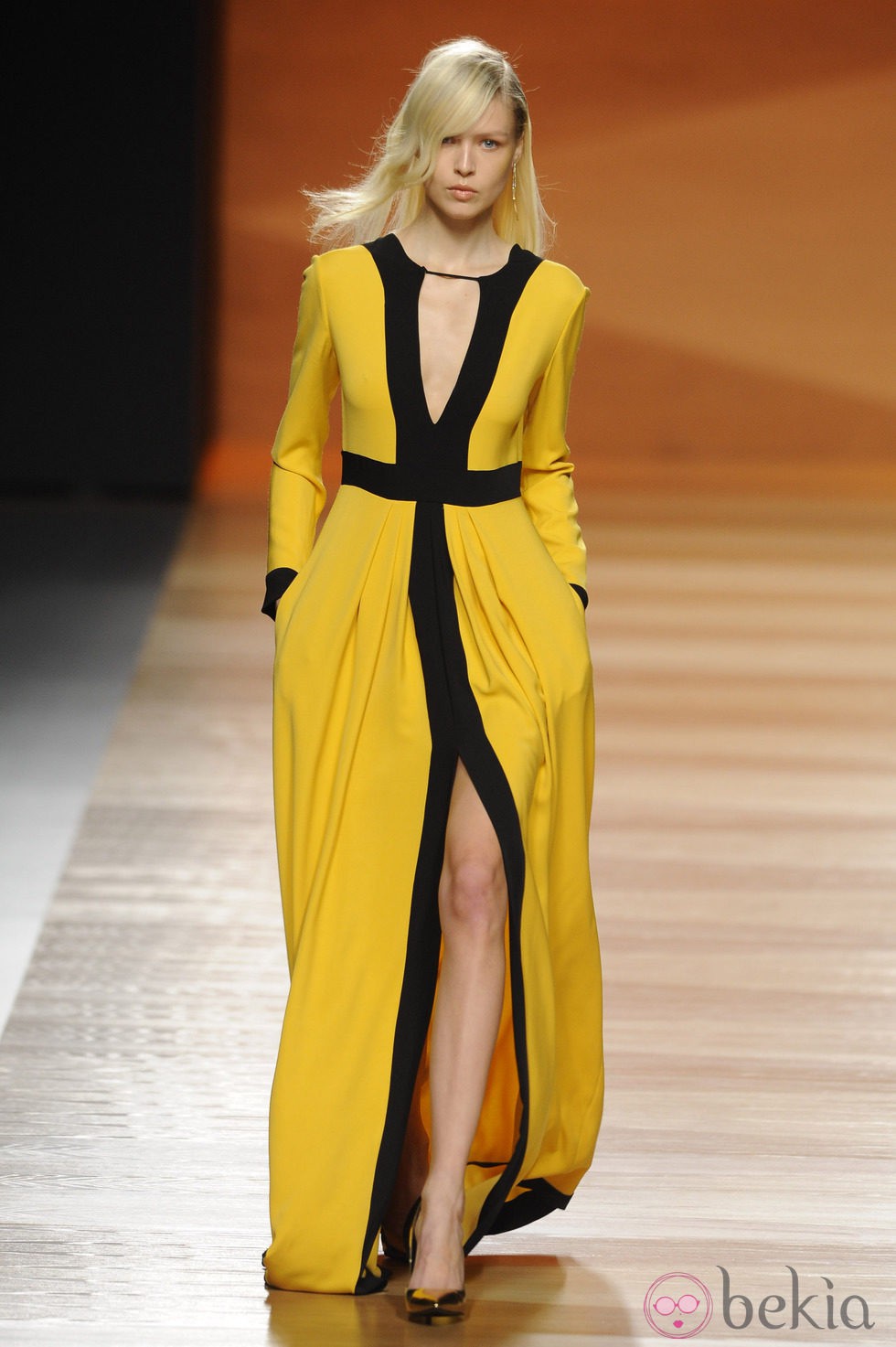 Vestido de fiesta amarillo de la colección otoño/invierno 2014/2015 de Juanjo Oliva en Madrid Fashion Week