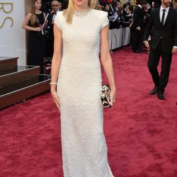 Naomi Watts vestida de Calvin Klein en la alfombra roja de los Premios Oscar 2014
