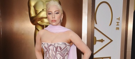 Lady Gaga con un vestido de Versace en los Oscar 2014