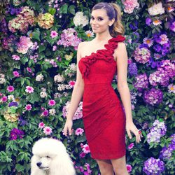 Norma Ruiz con un vestido asimétrico rojo de la colección primavera/verano 2014