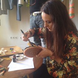 Ana Locking customizando unas botas de Panama Jack