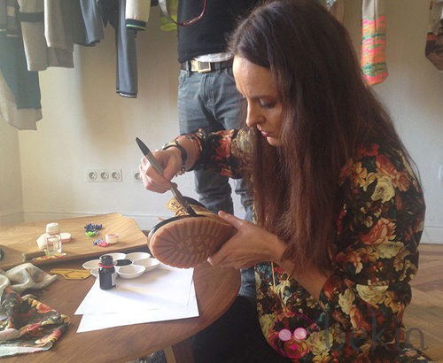 Ana Locking customizando unas botas de Panama Jack