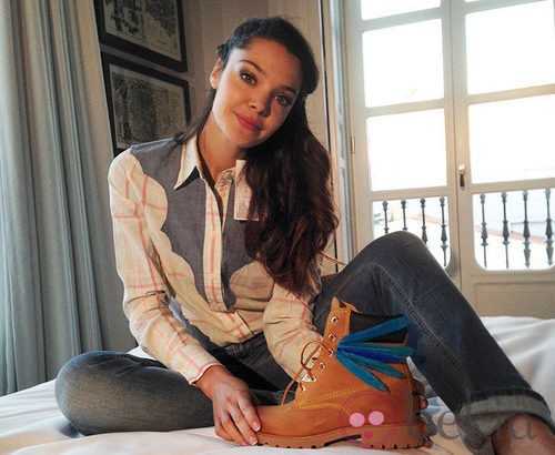 Ana Rujas posando con unas botas customizadas de Panama Jack