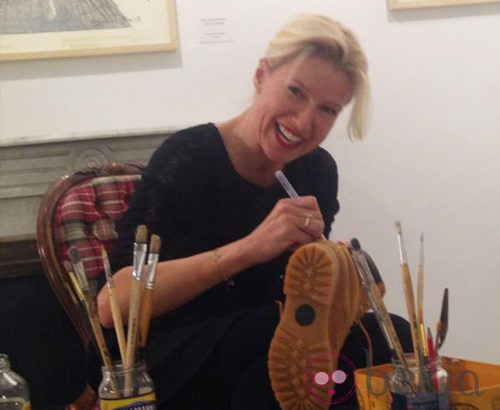 Anne Igartiburu customizando unas botas de Panama Jack