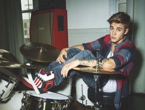 Justin Bieber posando para Adidas y su línea NEO 2014 junto a una batería