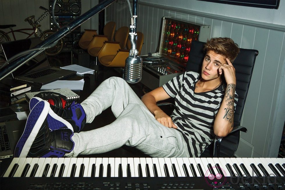 Justin Bieber posando para Adidas y su línea NEO 2014 junto a un teclado