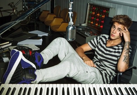 Justin Bieber posando para Adidas y su línea NEO 2014 junto a un teclado