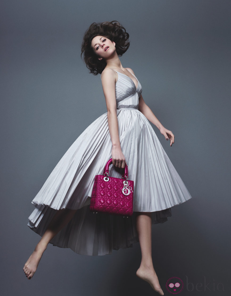 Marion Cotillard con un Lady Dior fucsia de la primavera/verano 2014