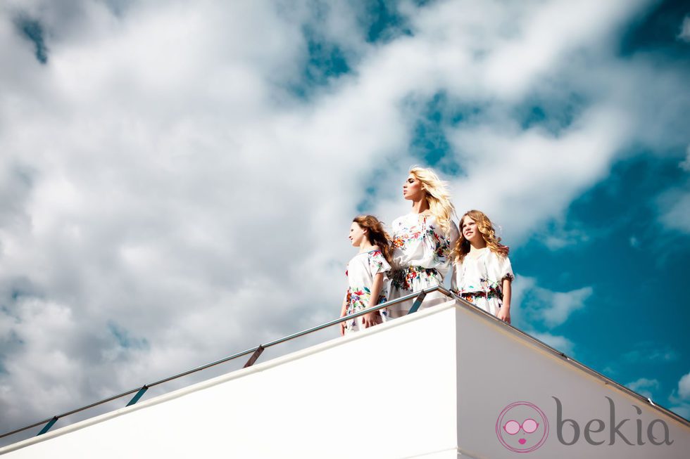 Vestidos con print floral blancos de la colección primavera/verano 2014 de Adriana Iglesias