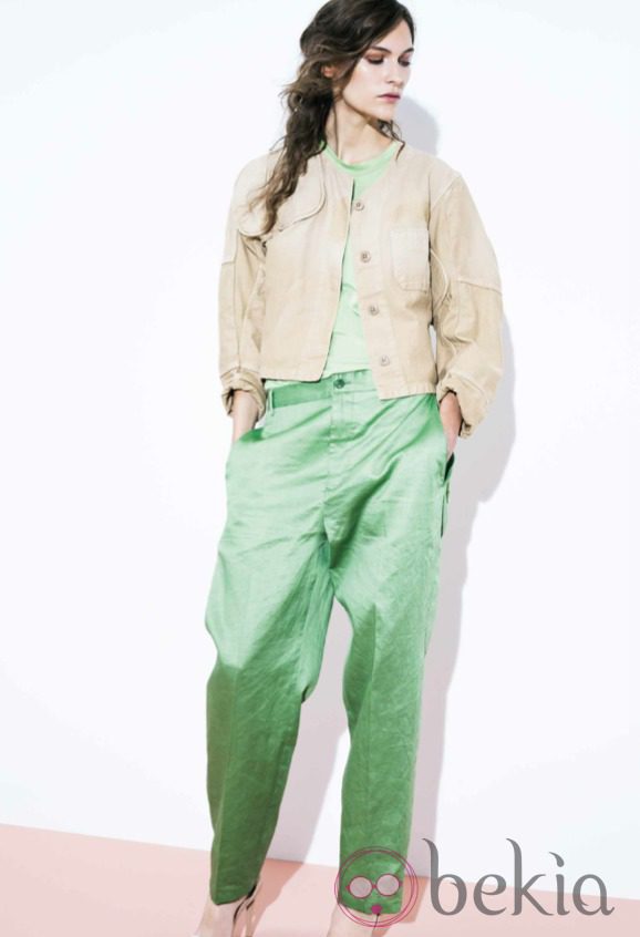 Pantalón oversize verde pastel y chaqueta arena de la colección primavera/verano 2014 de Closed