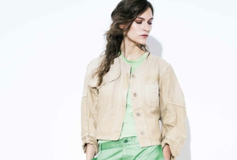 Pantalón oversize verde pastel y chaqueta arena de la colección primavera/verano 2014 de Closed