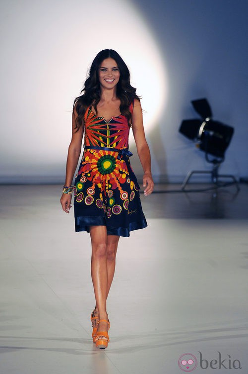 Adriana Lima desfila para Desigual primavera/verano 2014 en la 080 Barcelona Fashion