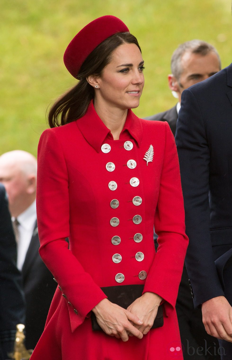 La Duquesa de Cambridge con un abrigo rojo pasión abotonado