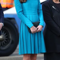 La Duquesa de Cambridge con un total look azul turquesa