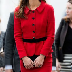La Duquesa de Cambridge con traje de chaqueta y falda rojo intenso