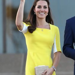 La Duquesa de Cambridge con un vestido amarillo limón y clutch joya