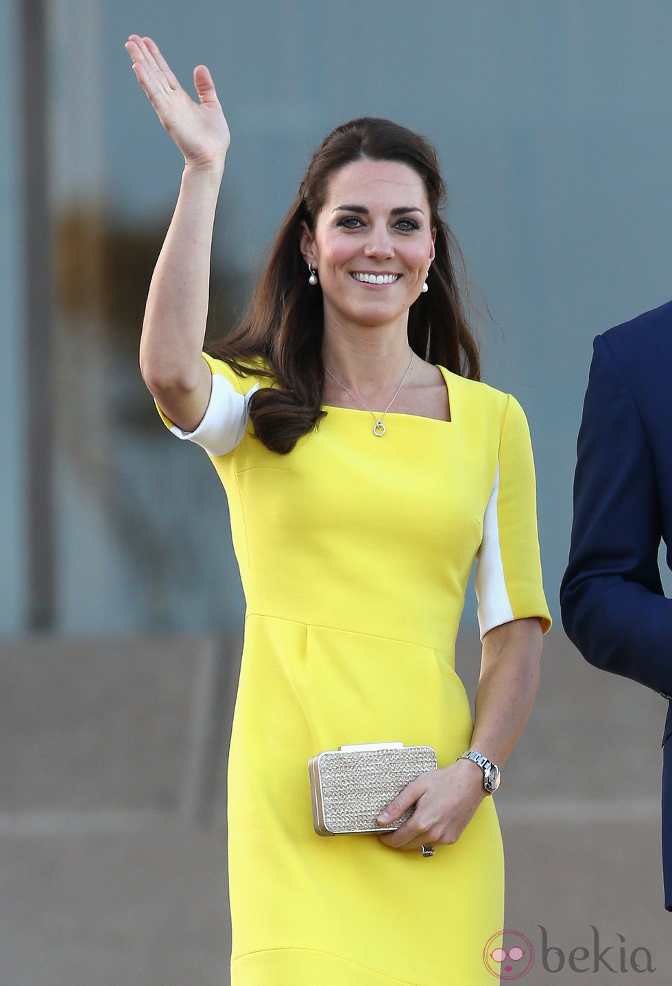 La Duquesa de Cambridge con un vestido amarillo limón y clutch joya