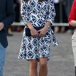 La Duquesa de Cambridge con un vestido cruzado con estampado geométrico