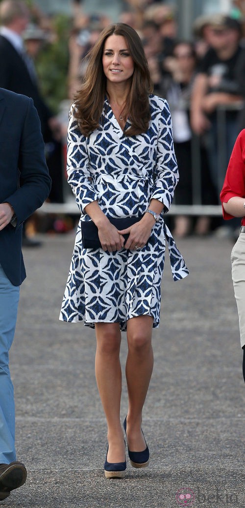 La Duquesa de Cambridge con un vestido cruzado con estampado geométrico