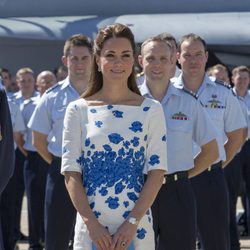 La Duquesa de Cambridge con un vestido con estampado azul