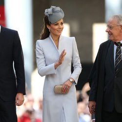 La Duquesa de Cambridge con un elegante diseño en gris peral a juego con el tocado