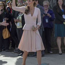 La Duquesa de Cambridge con un conjunto rosa empolvado  de Alexander McQueen