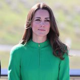 La Duquesa de Cambridge con un abrigo verde esmeralda ceñido a la cintura