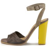 Sandalia de tacón ancho en gris y amarillo flúor de la colección primavera(verano 2014 de Levi's