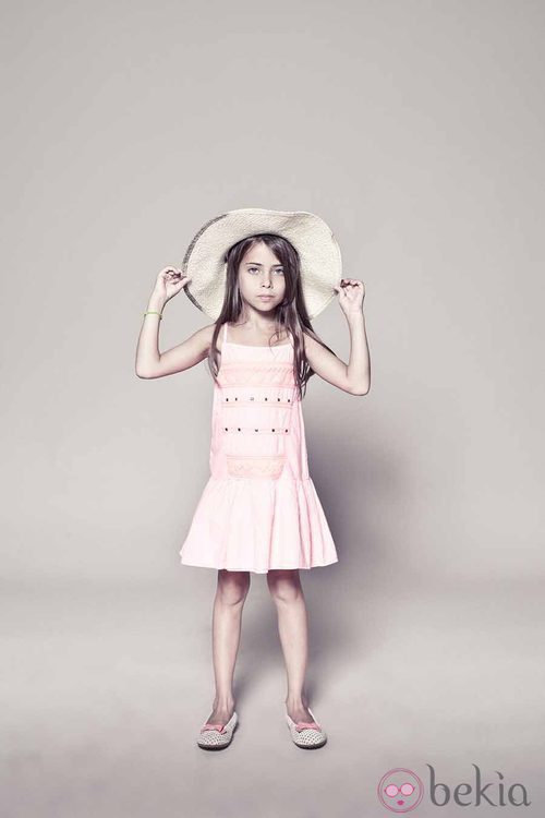 Vestido en rosa pálido y pamela de la colección primavera/verano 2014 de IKKS