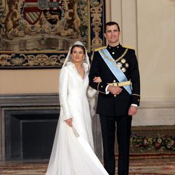 La Princesa Letizia con un diseño de Pertegaz junto al Príncipe Felipe en su boda